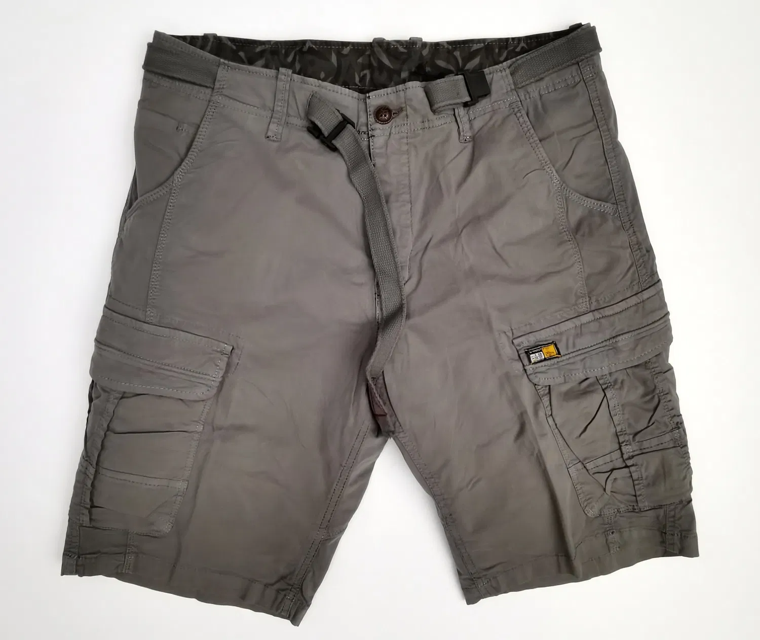 Comodi pantaloncini/bermuda da uomo realizzati in cotone elasticizzato con due tasche laterali e fascia con fibbia in vita